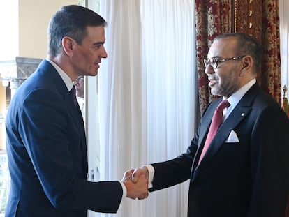 El presidente del Gobierno español, Pedro Sánchez, saluda al rey Mohamed VI, durante su encuentro mantenido en Rabat.