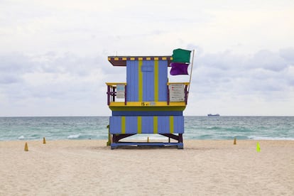 La variedad de diseños, formas y colores de las casetas de South Beach (añil y franjas pistacho en el de la calle 15) contrasta con un patrón único en cuanto a los materiales: clavos, tornillos y tablones de madera.