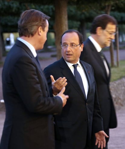 El primer ministro británico David Cameron habla con el presidente francés François Hollande, junto a ellos Mariano Rajoy, 5 de septimbre de 2013.