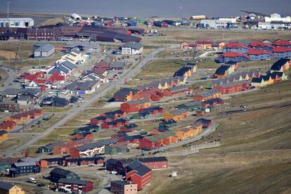 "O governo cede terrenos a quem pedir para que possa construir uma casa. Tem interesse em que a cidade esteja habitada, por isso, optar por uma residência em Longyearbyen é tão simples”, afirma o escritor Javier Reverte. Mais de 2.000 habitantes estão registrados pelo censo na capital de Svalbard, arquipélago cujo nome provém de uma palavra viking que pode ser traduzida como “costa fria”. Apesar de não ser complicado nem caro conseguir uma casa, morar em Longyearbyen não é possível para todos os públicos. Sobretudo para aqueles que gostam de temperaturas cálidas e agitação. Nesta cidade, o dia polar, com temperaturas que não superam os 16º, começa em 20 de abril e termina em 22 de agosto. A noite polar começa em 28 de outubro e acaba em 14 de fevereiro: durante esses meses as temperaturas são de -50ºC e o sol não chega a aparecer. “Trata-se de uma cidade construída para a sobrevivência em condições climatológicas extremas. Nada ali é belo ou transcendente, mas simplesmente útil”, explica Reverte.