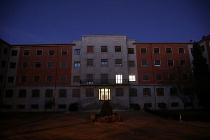 Fotografía tomada al anochecer del colegio de los Padres Trinitarios, en Salamanca, donde Teresa Conde asegura que fue violada durante casi tres años por un sacerdote que tenía 30 años más que ella. La imagen es del pasado 7 de febrero. Esta mujer, una profesora de filosofía de 52 años, cuenta que "el violador quedó sin castigo en ese momento y los que lo encubrieron han quedado impunes ahora".