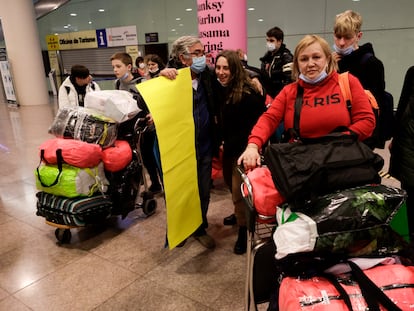 Una grupo de pasajeros ucranios, con su equipaje, en la terminal del aeropuerto de El Prat. / QUIQUE GARCÍA (EFE)