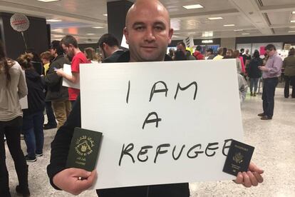 Hamza, refugiado iraquí, muestra sus dos pasaportes.