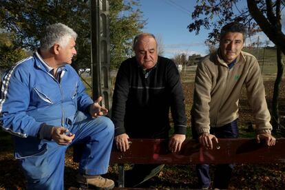 De izquierda a derecha: Alberto López, el alcalde José Carlos Moreno y Adolfo López.