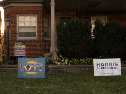 Propaganda electoral en un vecindario en Dearborn.