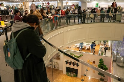 Clientes haciendo cola para entrar en la tienda 'pop-up' de Shein dentro del establecimiento de Forever 21 en Times Square (Nueva York), en una imagen de archivo.