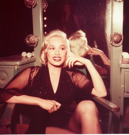 Mamie Van Doren en el camerino en 1960.