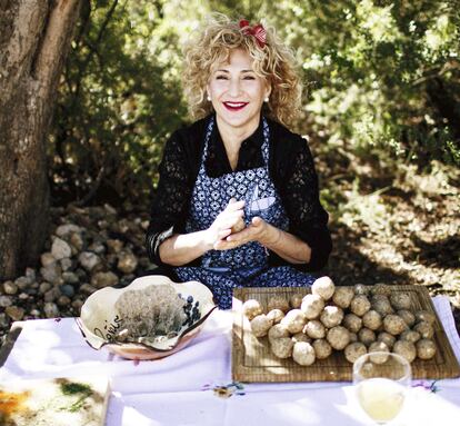 MADRE. «Mi madre cocina todas las Navidades una receta que viene de mi tatarabuela: paella con albóndigas. Y además lo hace desde la entrega, con el enorme cariño de querernos reunir y tenernos a todos juntos alrededor de la mesa. Para mí, cocinar como lo hace ella, es uno de los actos de amor más auténticos que existen».