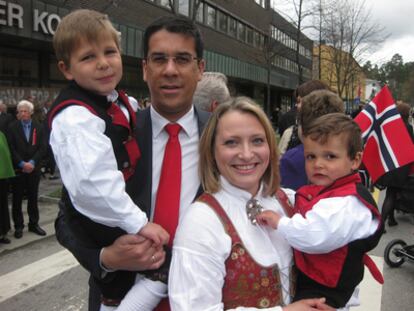 Silje C. Sigernes, su marido, Ernesto Alegría, Philip, de cuatro años, y Oliver, de año y medio, en una foto familiar. Sigernes y sus hijos llevan el traje nacional noruego.