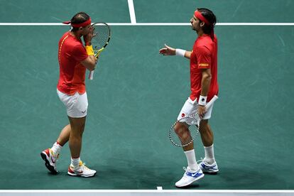 Nadal y Feliciano López hablan este sábado durante el partido de dobles.