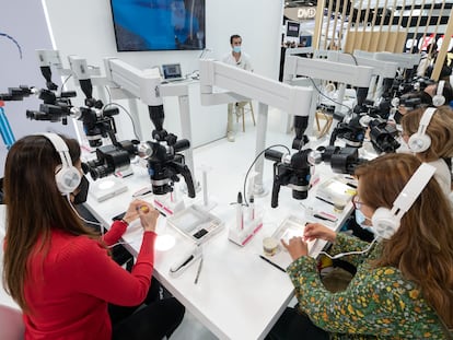 Unos asistentes prueban unas herramientas en un encuentro de Expodental en 2023. Foto cedida por IFEMA MADRID