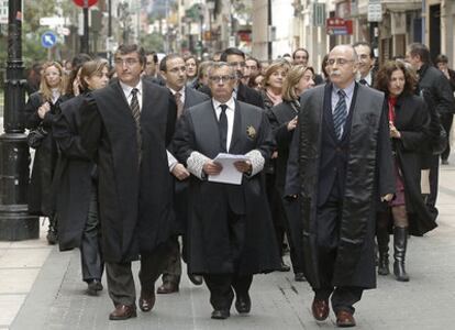 Los abogados de Castellón, con el decano Manuel Badenes a la cabeza llevando el escrito de protesta al Consell, durante la manifestación.
