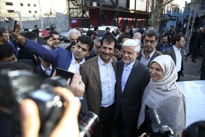 El líder de la coalición de los reformistas Mohammad Reza Aref se fotografía con un grupo de simpatizantes después de haber ejercitado su voto en Teherán.