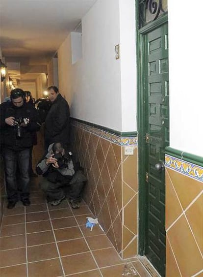 Entrada del bajo del número 43 de la calle del Salitre, en Madrid, donde estaba el cadáver.