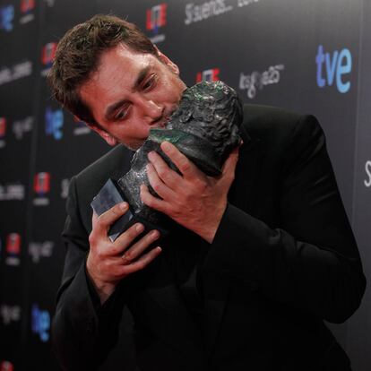 Javier Bardem besa el Goya a mejor actor conseguido por su papel en <i>Biutiful</i>.