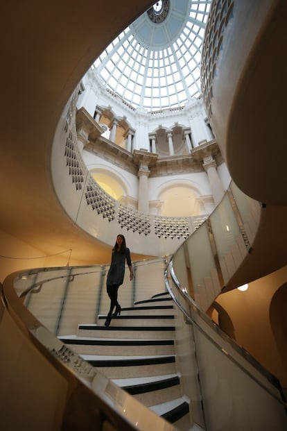 Perspectiva de la escalera de caracol y de la cúpula del museo Tate Britain, cuya renovación ha supuesto una inversión de 55 millones de euros.