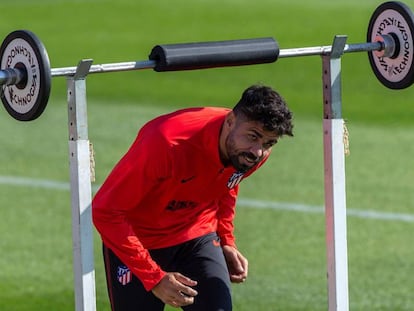 Diego Costa, durante el último entrenamiento del Atlético previo al partido con el Alavés en Vitoria.