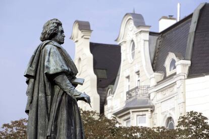 Escultura del compositor en Münsterplatz, Bonn. Obra de Ernst Hähnel.