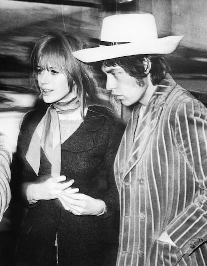 Mick Jagger y Marianne Faithfull mantuvieron una turbulenta relación sentimental durante su juventud. El líder de The Rolling Stones ha querido despedirse de ella públicamente a través de su cuenta de Instagram con estas palabras: "Muy triste por el fallecimiento de Marianne Faithfull. Ella formó parte de mi vida por mucho tiempo. Era una amiga maravillosa, una cantante preciosa y una increíble actriz. Siempre será recordada".