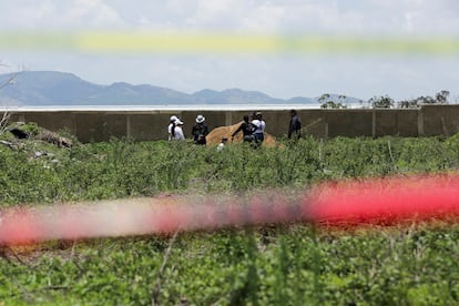 A pesar de que la fosa ya había sido trabajada y descartada por las autoridades, familias de colectivos de búsqueda localizaron más restos en esta misma zona.