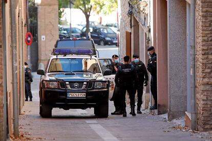 Agentes de la Guardia Civil en el domicilio del empresario Oriol Soler que ha sido detenido en el marco de una investigación judicial por presunto desvío de fondos para financiar los gastos del expresidente en Waterloo. 