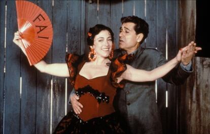 Una imagen de Carmen Maura y Andrés Pajares en '¡Ay, Carmela!', película de Carlos Saura basada en un texto teatral de José Sanchis Sinisterra.