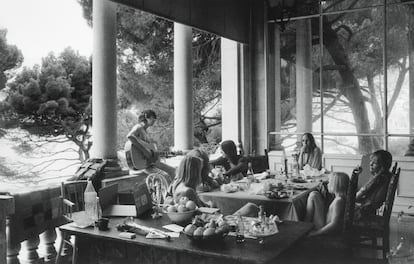 Keith Richards toca la guitarra, frente a él, Tommy Weber, una persona no identificada, Gram Parsons y su acompañante Gretchen Burell, Anita Pallenberg y Jake Weber, en la terraza de Villa Nellcote, 1971.