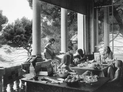 Keith Richards toca la guitarra, frente a él, Tommy Weber, una persona no identificada, Gram Parsons y su acompañante Gretchen Burell, Anita Pallenberg y Jake Weber, en la terraza de Villa Nellcote, 1971.