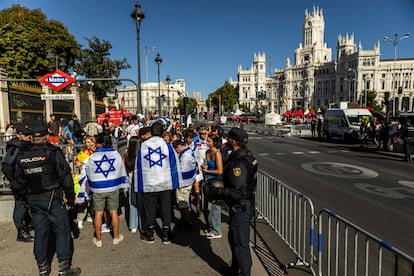Manifestantes proisraelíes en los alrededores de la plaza de Cibeles, este domingo.