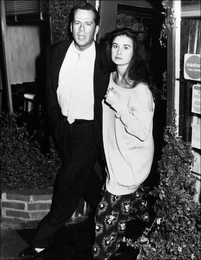 Tras un primer matrimonio fallido -se casó por primera vez cuando tenía 17 años-, en 1987 se casó con el también actor Bruce Willis. Durante 13 años pasearon su amor por las alfombras rojas de Hollywood, hasta que en 1998 anunciaron su separación. Dos años después, la pareja firmaba el divorcio. En la foto, la pareja de actores a principios de los noventa.