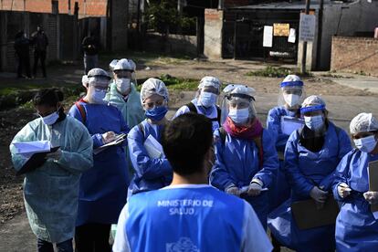 Voluntarios reciben instrucciones antes de comenzar la detección de casos positivos en Villa Fiorito.