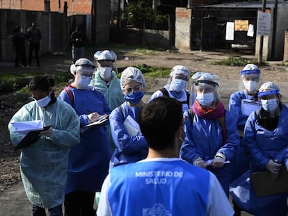 Voluntarios reciben instrucciones antes de comenzar la detección de casos positivos en Villa Fiorito.