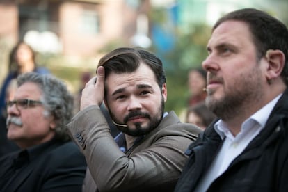 Los candidatos de ERC Gabriel Rufian (c) y Joan Tardà (i), junto al presidente del partido, Oriol Junqueras, durante un acto Sant Adrià del Besòs (Barcelona).