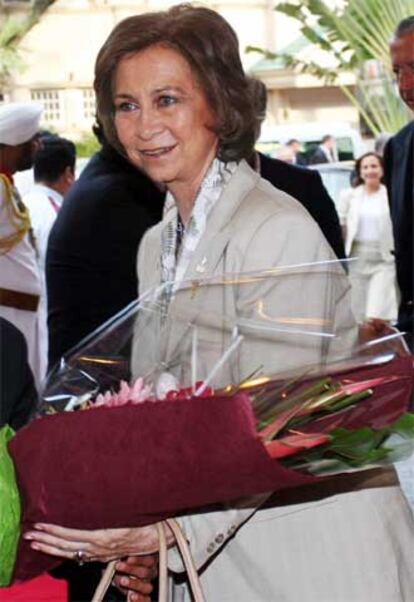 La reina Sofía recibe un ramo de flores a su llegada al hotel donde se alojará en Singapur.