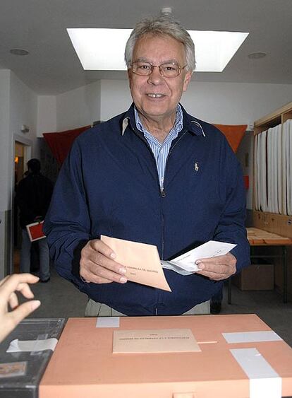 El ex presidente del Gobierno Felipe González, que ha acudido a votar a las 09.15 horas junto a su esposa, Carmen Romero, a la Escuela Infantil La Encina de Pozuelo de Alarcón (Madrid), ha expresado su confianza en que haya "mucha participación y mucha responsabilidad ciudadana".