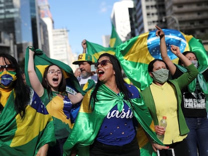 Apoiadores do presidente Jair Bolsonaro em uma carreata de protesto contra as medidas de isolamento social para o combate à covid-19 recomendadas pelo governador de São Paulo, João Doria.