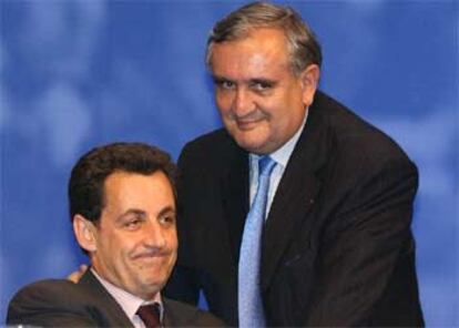 El primer ministro francés, Jean-Pierre Raffarin (derecha), junto al ministro de Economía, Nicolas Sarkozy.