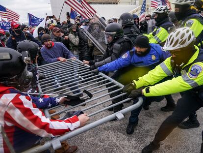 Seguidores de Donald Trump traspasan a la fuerza las barreras que rodean el Capitolio el 6 de enero, Washington.