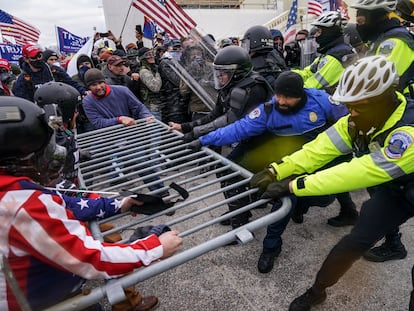 Seguidores de Donald Trump traspasan a la fuerza las barreras que rodean el Capitolio el 6 de enero, Washington.