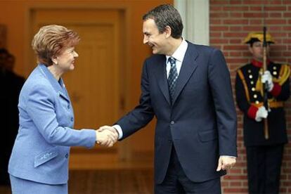 Jos Luis Rodrguez Zapatero recibe en La Moncloa a la presidenta de Letonia, Vaira Vike-Freiberga.