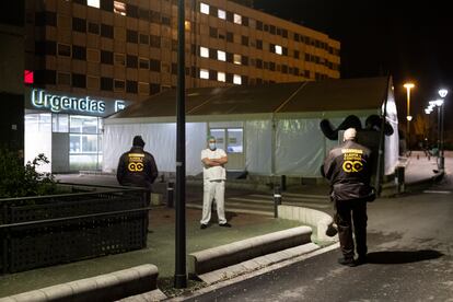 Miembros de seguridad del hospital de La Paz en la zona de Urgencias.