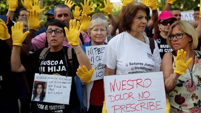 Víctimas de la supuesta trama de bebés robados, concentradas en la entrada de la Audiencia Provincial de Madrid el día del juicio del doctor Eduardo Vela.