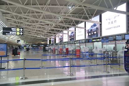 El Aeropuerto Internacional de Sanya Phoenix está vacío a medida que se acerca el tifón Kajiki este domingo en Sanya, China.