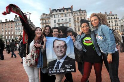 Un grupo de simpatizantes de François Hollande celebran su victoria en Lyon.