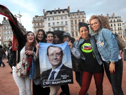Un grupo de simpatizantes de François Hollande celebran su victoria en Lyon.