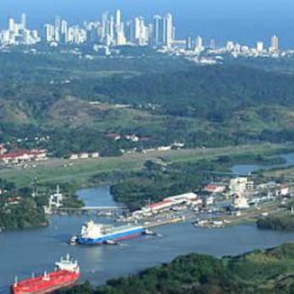 Vista aérea del Canal, con Ciudad de Panamá de fondo.