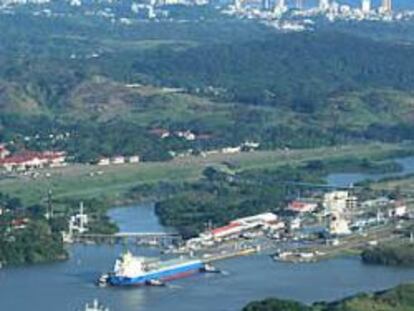 Vista aérea del Canal, con Ciudad de Panamá de fondo.