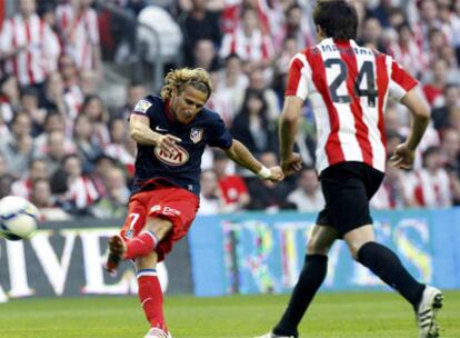 Forlán dispara y logra su primer gol, el segundo del Atlético.