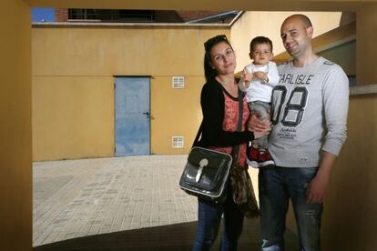 Daniel Monroy, junto a su mujer Eli Martínez y su hijo Carlos ante la guardería L'Estel.