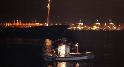 Uno de los pesqueros de La Línea, la madrugada del martes, en aguas de la bahía algecireña, donde salieron a faenar sin incidentes.